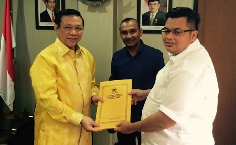 Bendahara dan Sekretaris Golkar versi Agung Laksono Kemas Faried dan Usman Sulaiman menyerahkan struktur pengurus Golkar Provinsi Jambi ke Agung Laksono
